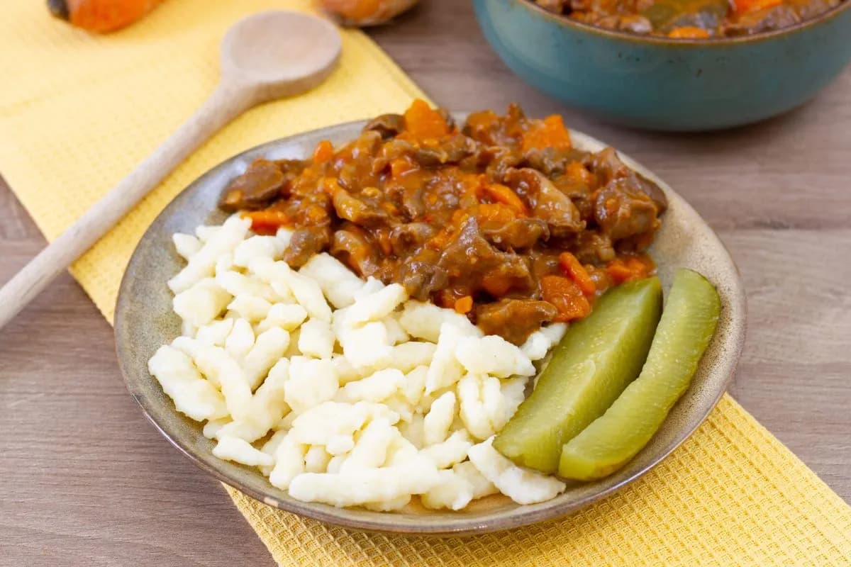 Miękki gulasz z żołądków drobiowych: przepis idealny