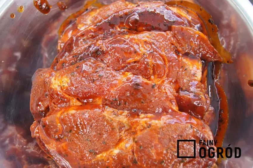 Karkówka z grilla: Przepisy na domowe marynaty i gotowe przyprawy