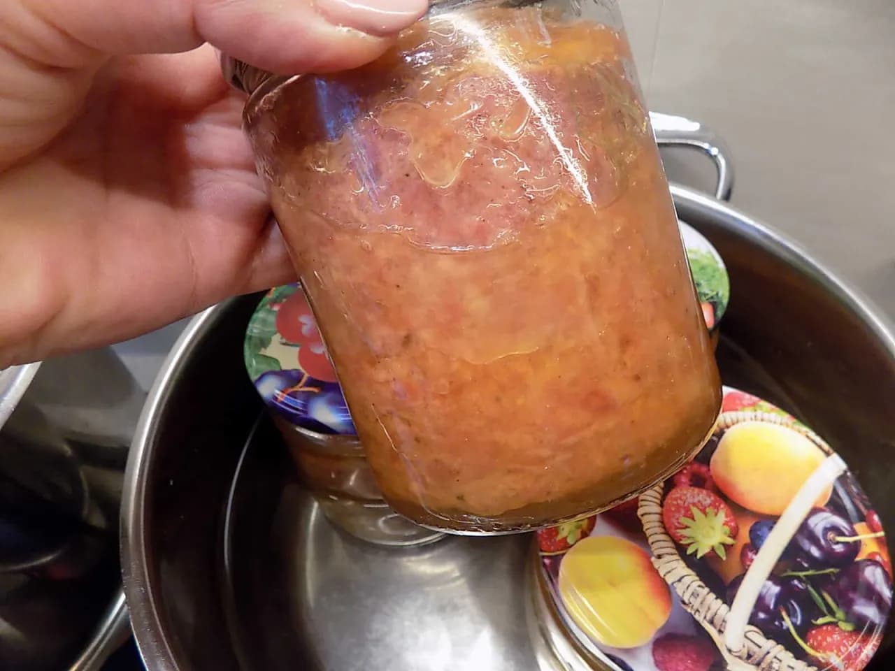 Domowa kiełbasa w słoiku: Przepis krok po kroku i porady