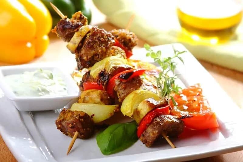 Jak zrobić szaszłyki na grilla? Przepisy i porady krok po kroku