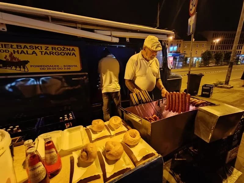 Kiełbaski z Nyski Kraków: Kultowy smak i nocna legenda