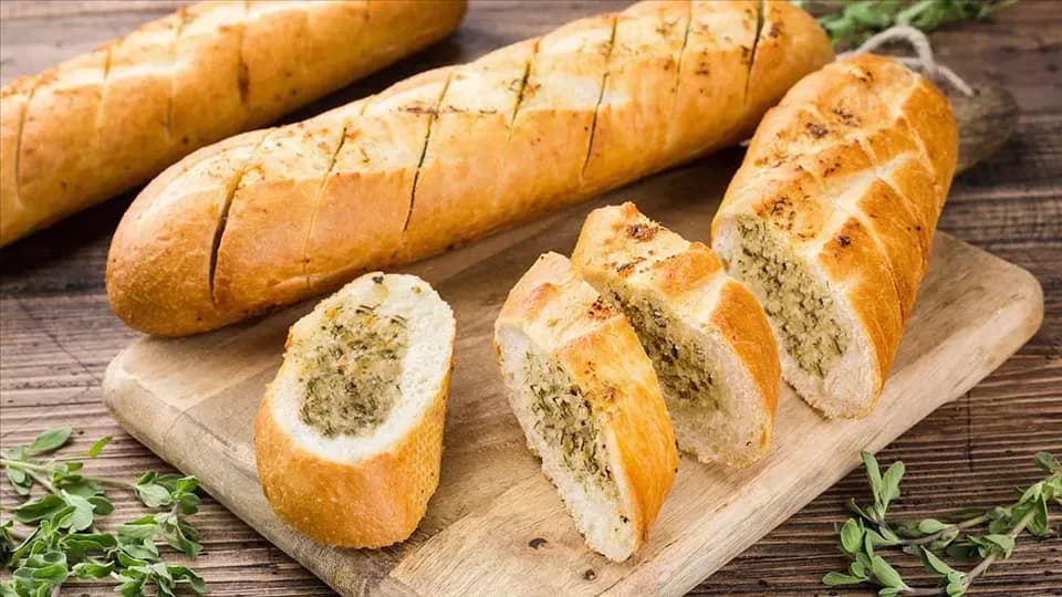 Idealna bagietka czosnkowa z grilla: Prosty przepis i triki