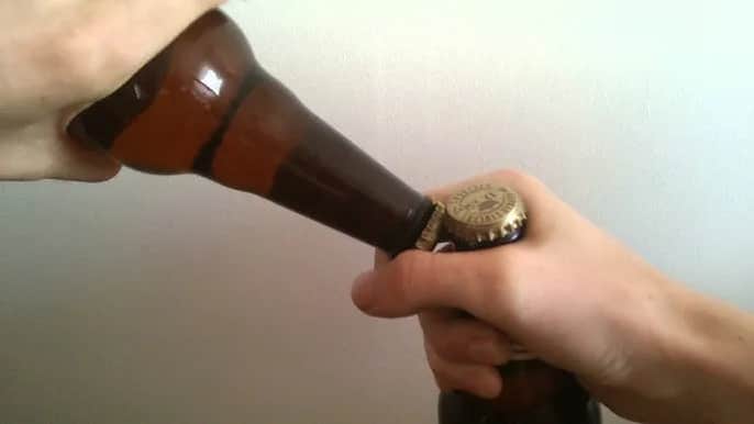 Jak otworzyć piwo kluczem? Szybki i bezpieczny poradnik