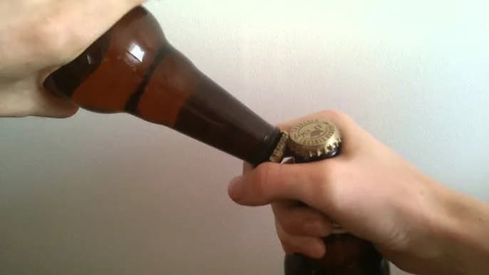 Jak otworzyć piwo kluczem? Szybki i bezpieczny poradnik