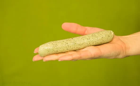 Ile waży biała kiełbasa? Waga, kalorie i porady