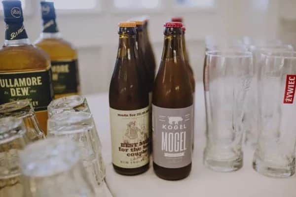 Ile piwa bezalkoholowego na wesele? Kalkulator i porady