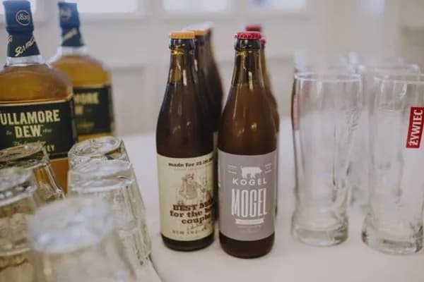 Ile piwa bezalkoholowego na wesele? Kalkulator i porady